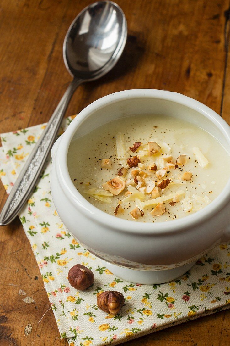 Cauliflower soup with hazelnuts