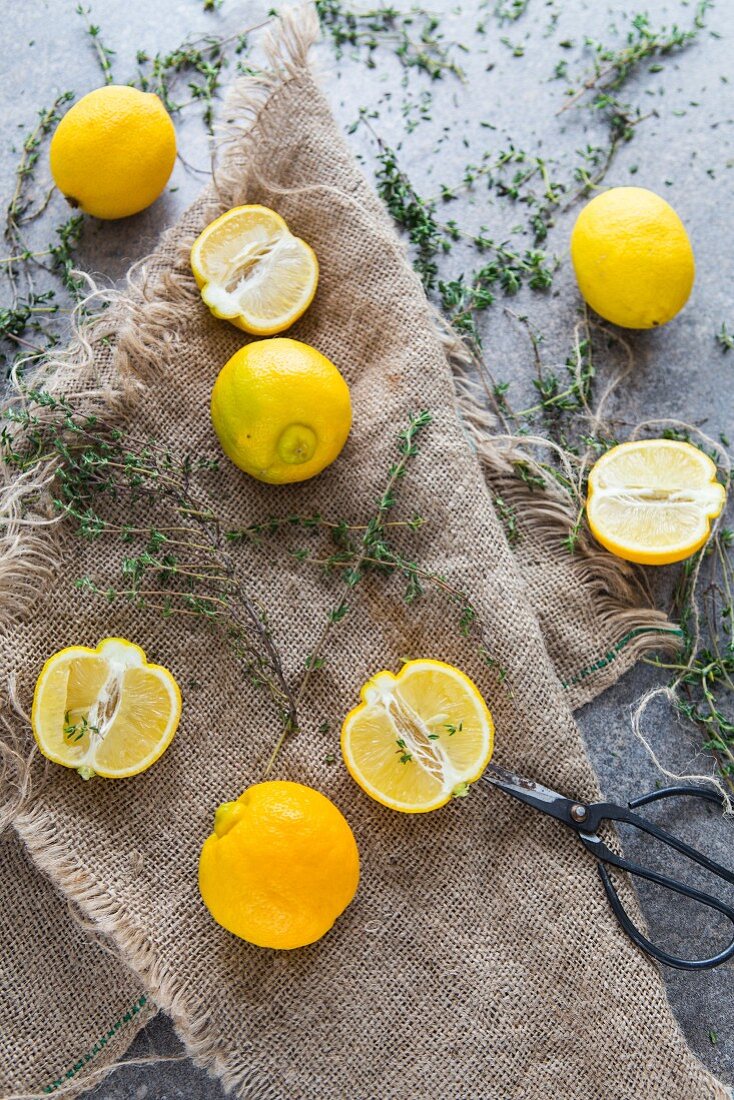 Zitronen und Thymian auf Leinentuch