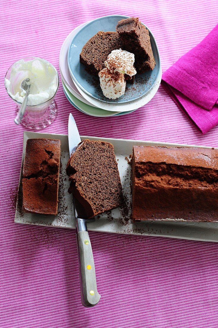 Schoko-Mandel-Kuchen mit Sahne