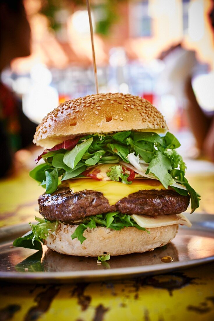 Cheeseburger mit Salat im Restaurant