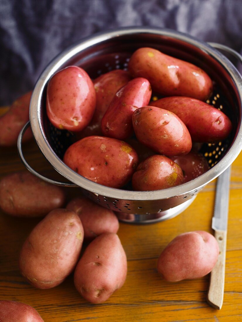 Nasse Kartoffeln in einem Sieb