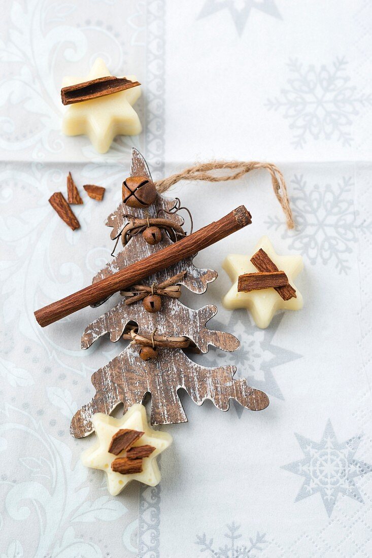 White chocolate proteins with cinnamon sticks (Christmas)