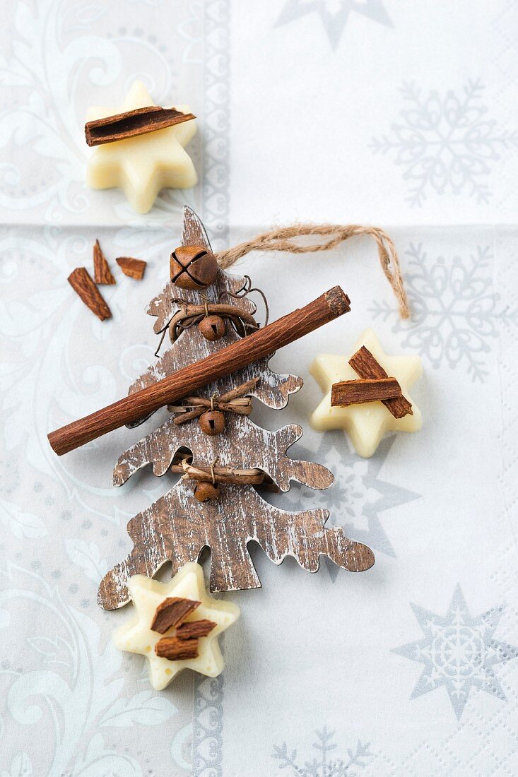 weiße Schokoladenpralinen mit Zimtstange (weihnachtlich)