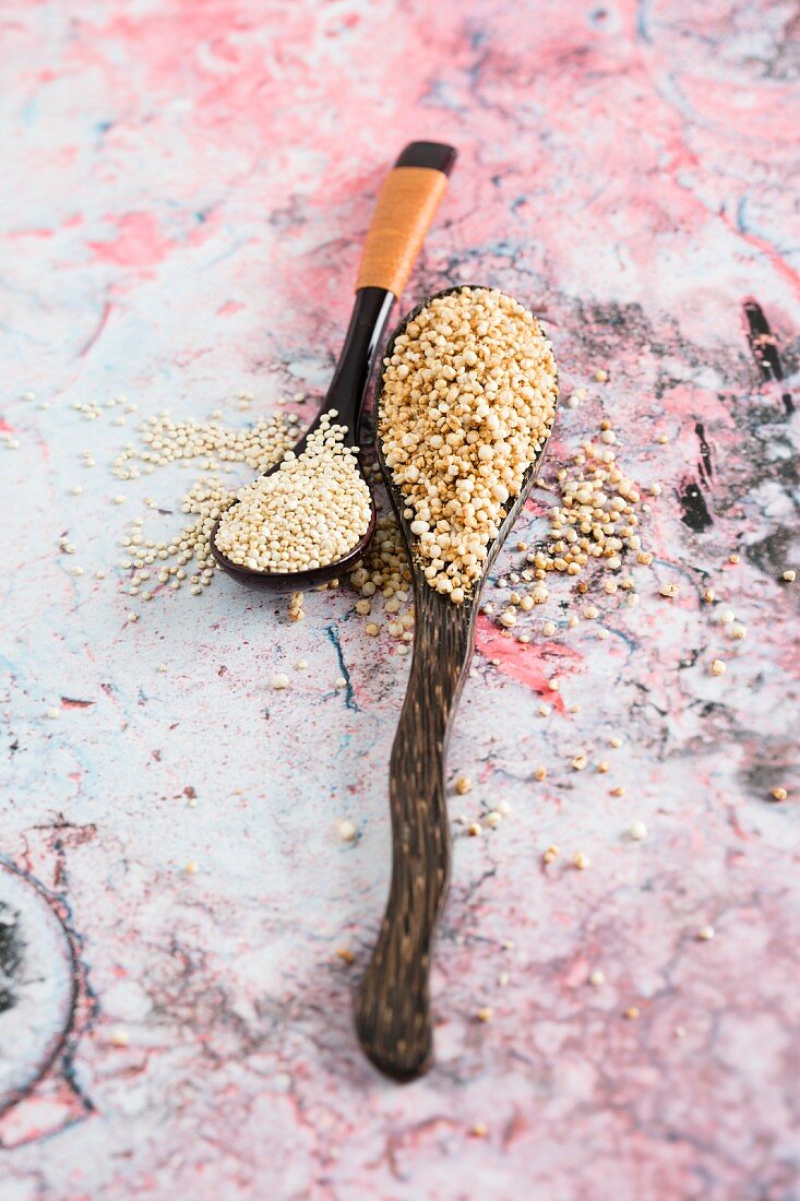 Quinoa and puffed quinoa on spoons