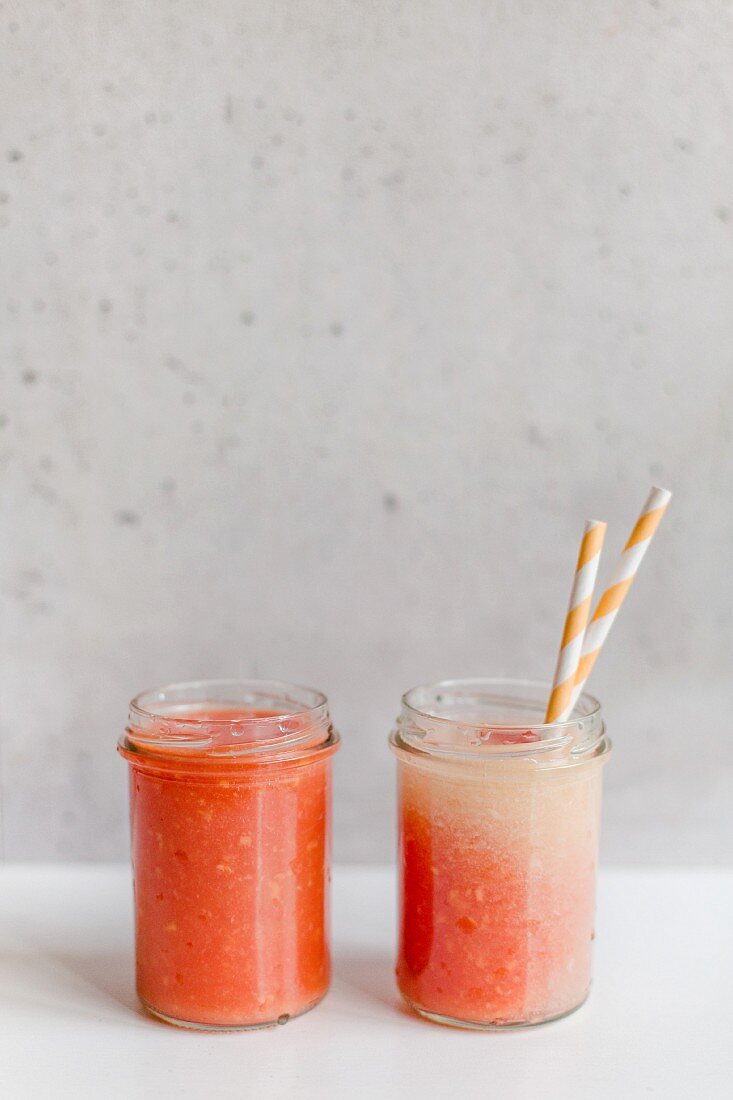 Melonen-Smoothie in Schraubgläsern mit Strohhalm