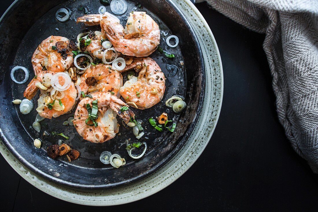 Garlic prawns with spring onions (seen from above)