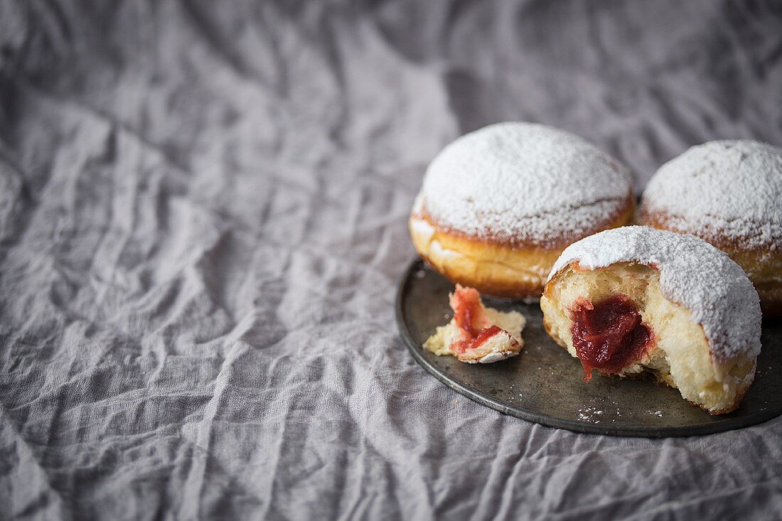 Traditionelle polnische Krapfen mit Marmeladenfüllung und Puderzucker