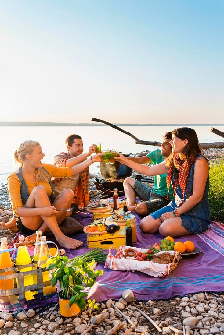 Zwei Paare beim Picknick am See, Schondorf, Ammersee, Bayern, Deutschland