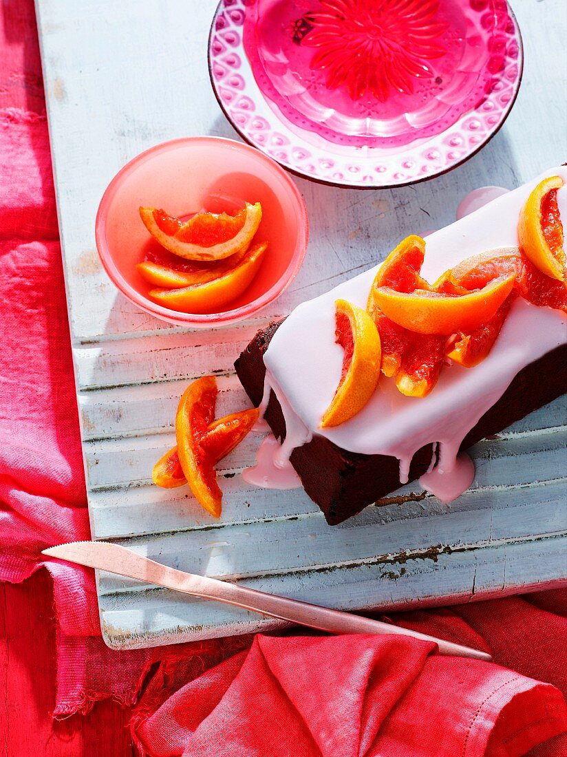 Dunkler Schokoladenkuchen mit Grapefruit-Glasur