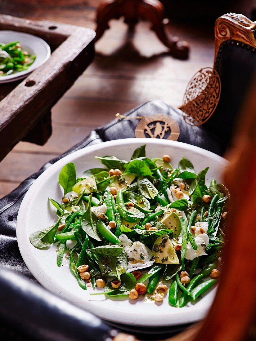 Salad with baby spinach and hazelnuts