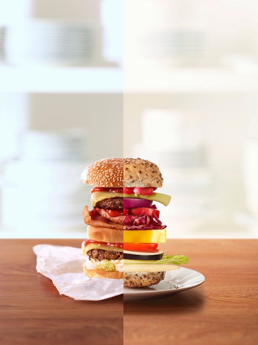 Halb Burger, halb Gemüse-Burger (Fotomontage)