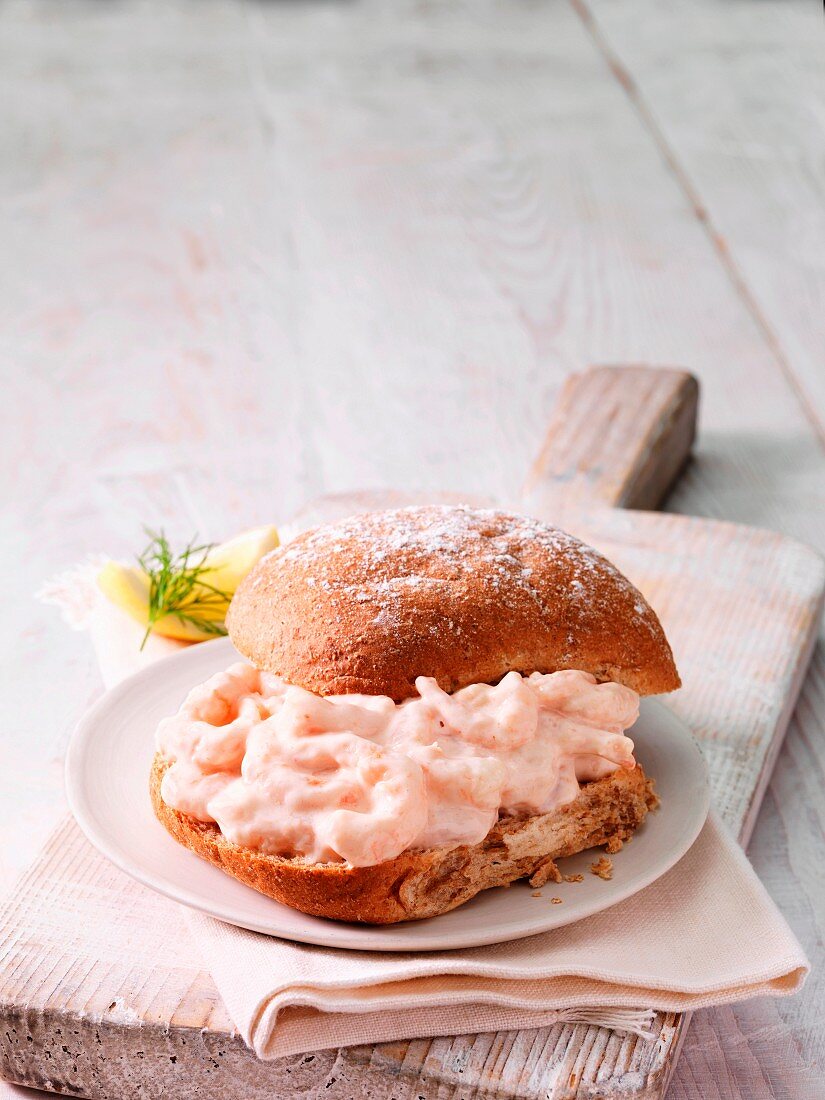 Krabbencocktail Sandwich in Vollkornbrötchen Zitrone und Dill