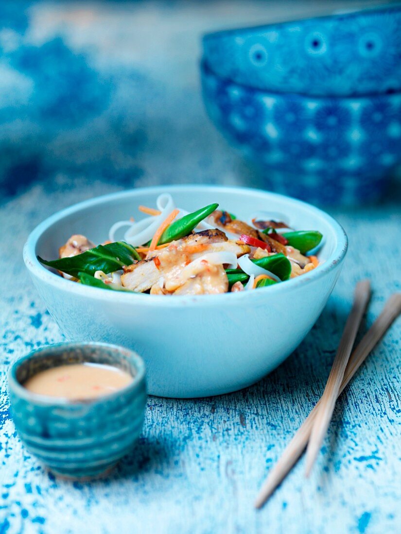 Chicken with vegetables, glass noodles and peanut sauce