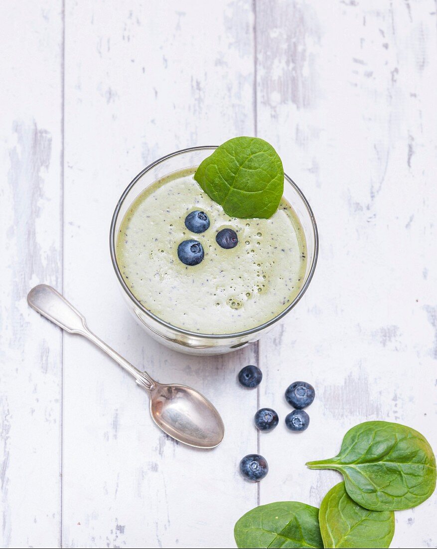 Shake made with melon, spinach and blueberries