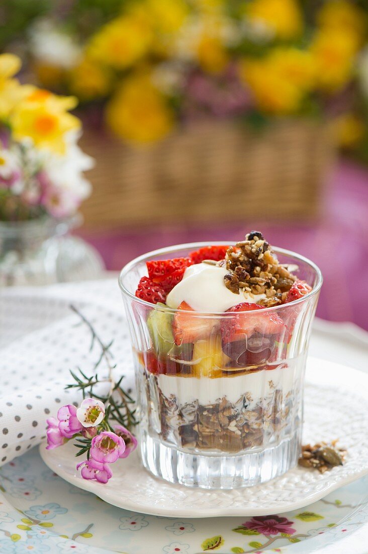Joghurt mit Cerealien und Früchten zum Frühlingsbrunch