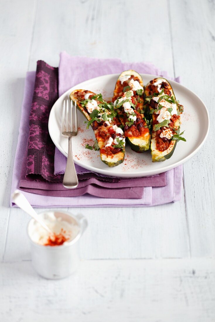 Zucchini mit Chili con Carne- Füllung und Sauerrahm