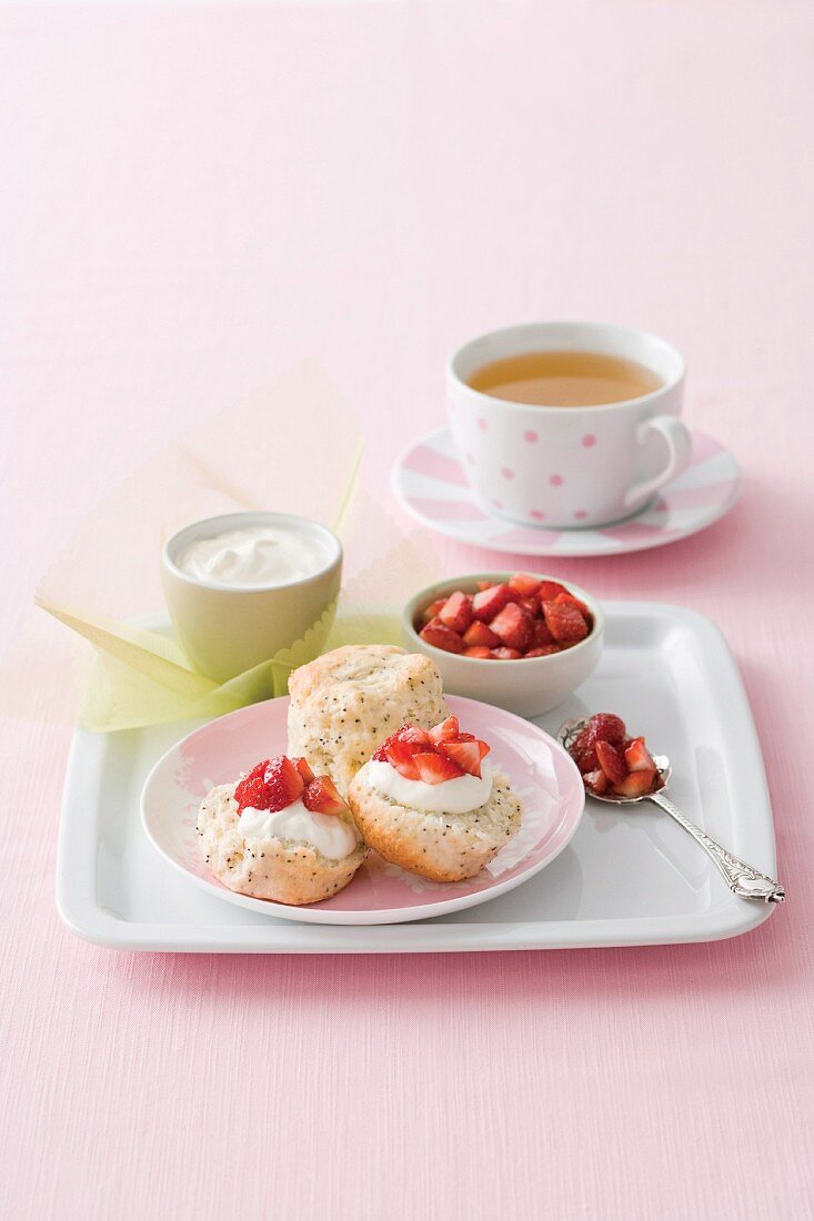 Zitrone-Mohn-Scones mit Joghurt und Erdbeeren