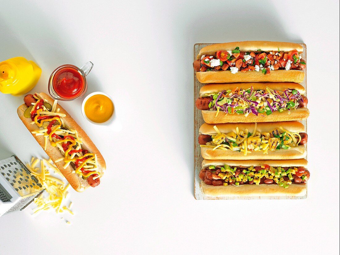 Hotdogs in verschiedenen Varianten