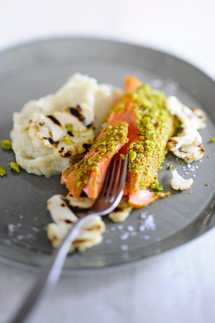 Lachs mit Pistazien, Blumenkohl und Kartoffelpüree