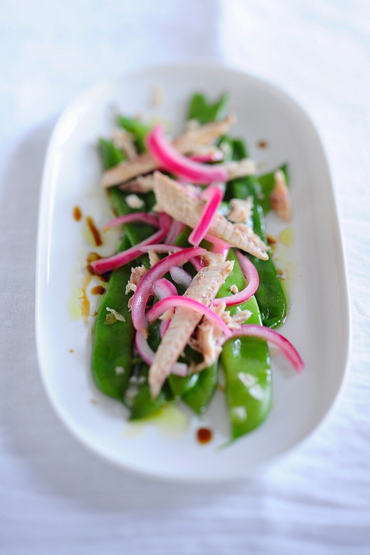 Mange tout salad with mackerel and red onions