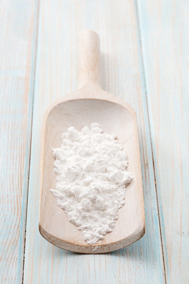 Potato starch on a wooden scoop