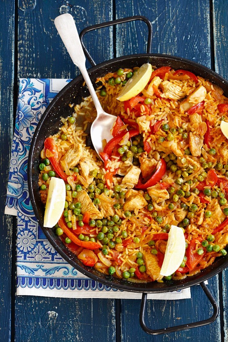 Paella with chicken, peas and peppers