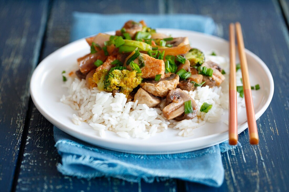 Gebratene Schweinelende mit Pilzen und Brokkoli auf Reis (Asien)