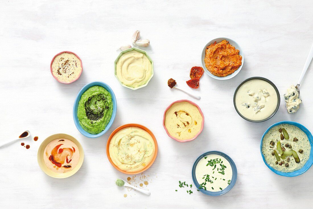 Verschiedene Dips mit Mayonnaise