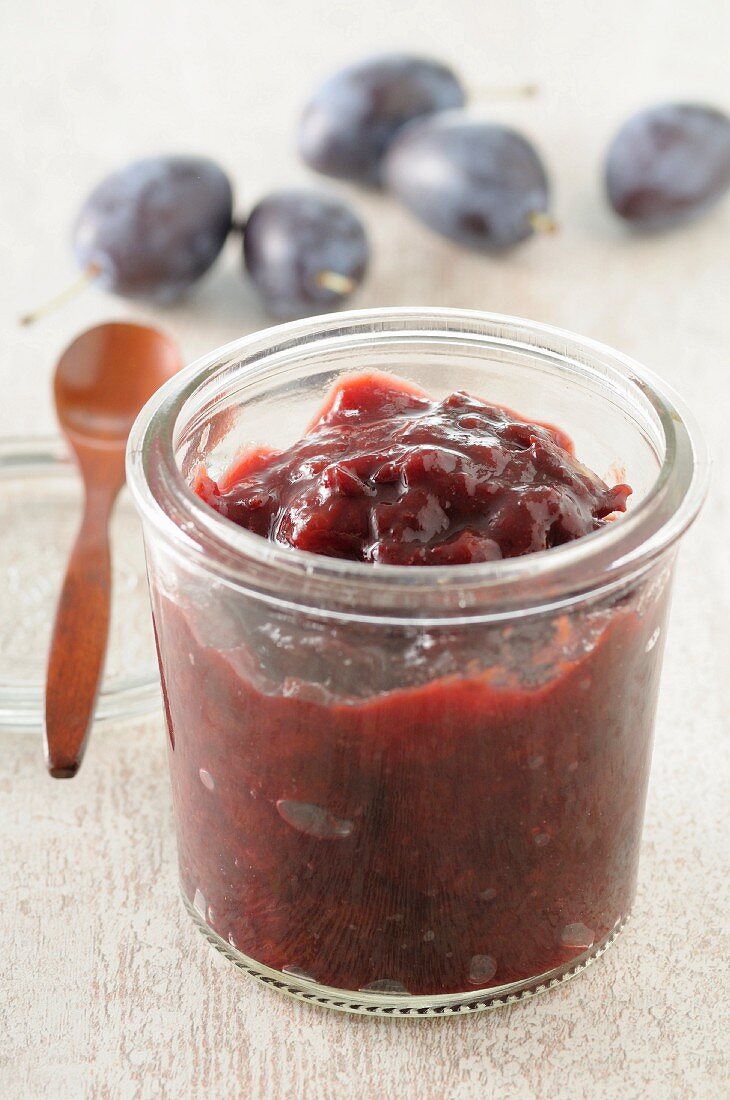 Zwetschgenmarmelade im Glas