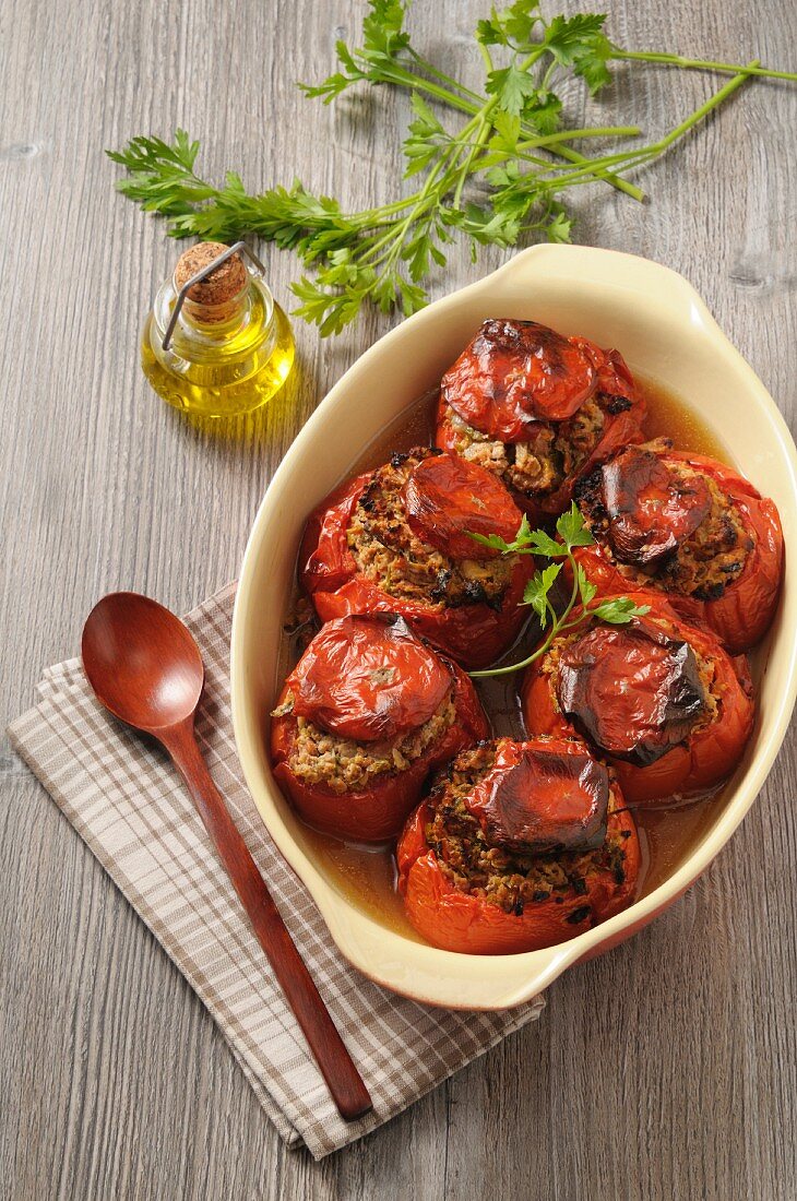 Gefüllte Tomaten in einer Backform