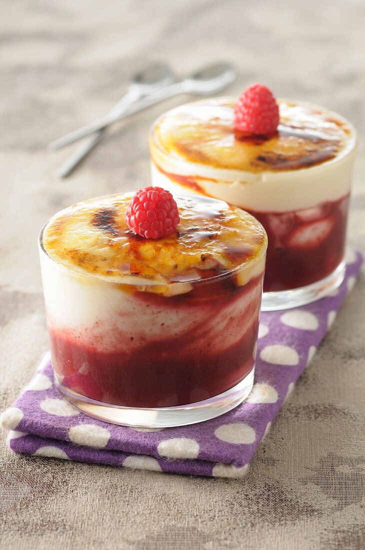 Crème brûlée mit Himbeeren