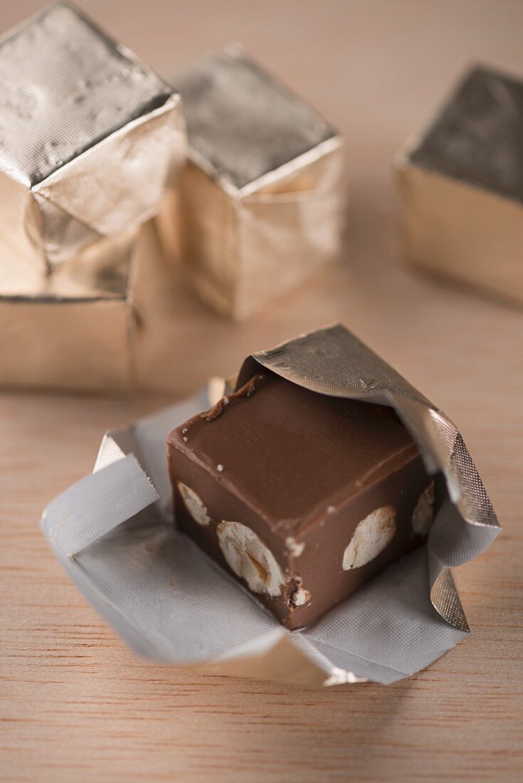 Einzeln verpackte Gianduja-Würfel aus Turin (Italien)