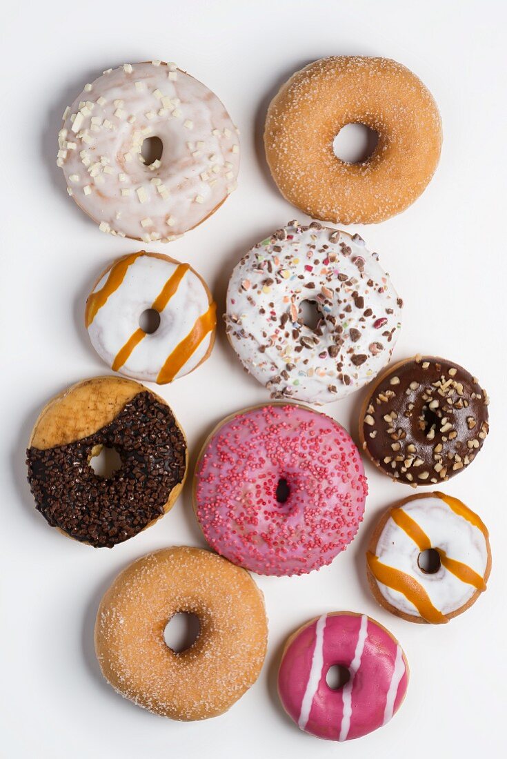 Mehrere verschiedene Doughnuts (Draufsicht)