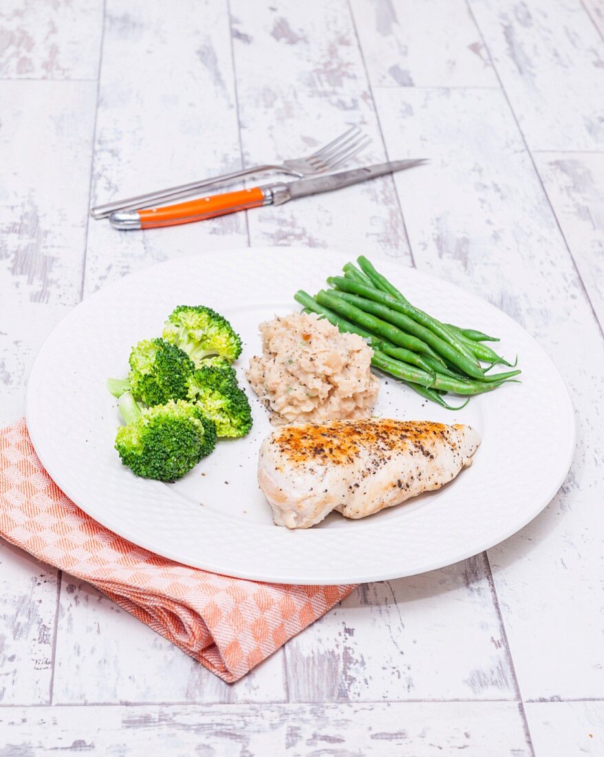 Gegrillte Hähnchenbrust mit weißem Bohnenpüree, Brokkoli und grünen Bohnen