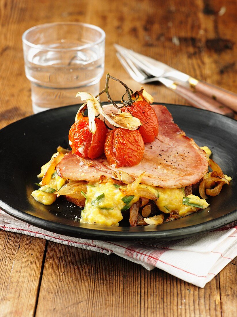 Schinken mit Kartoffelpüree und Tomaten