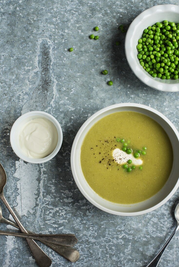 Cream of pea soup with crème fraîche (seen from above)