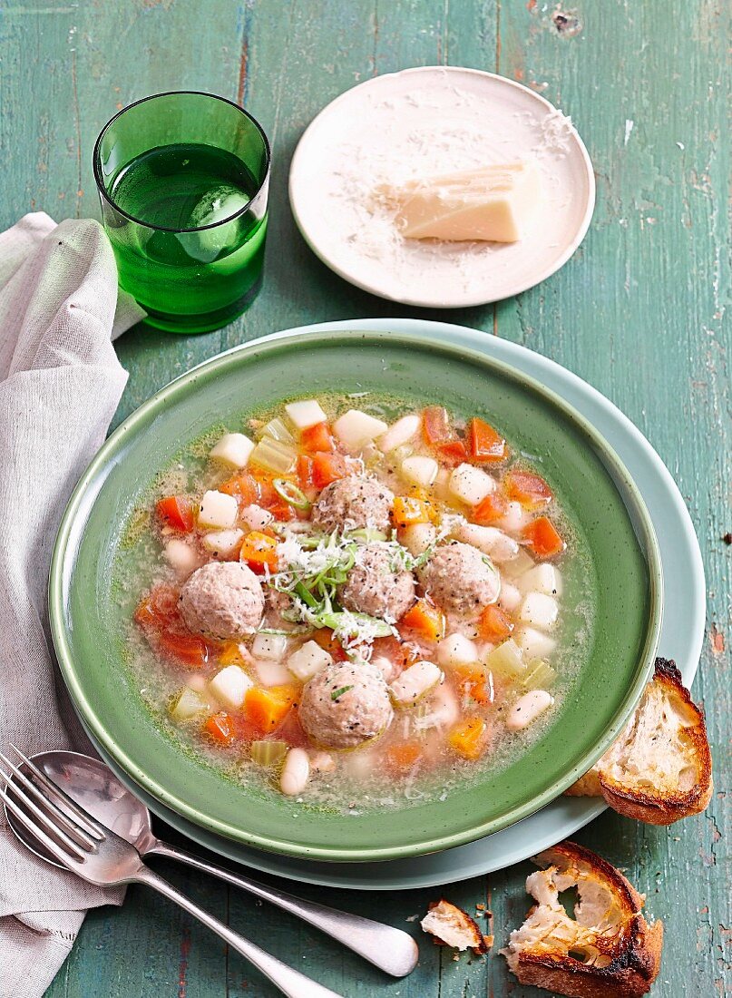 Gemüsesuppe mit Fleischklösschen und Parmesan