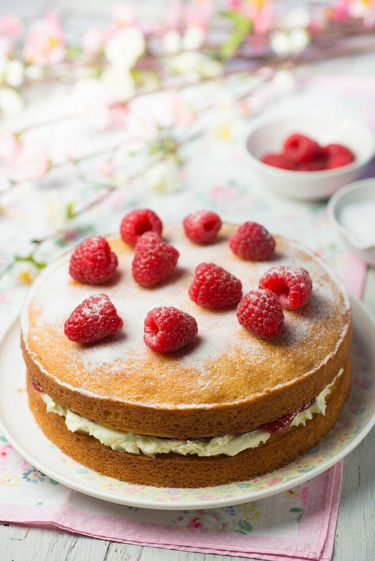 Victoria Sandwich Cake with raspberries