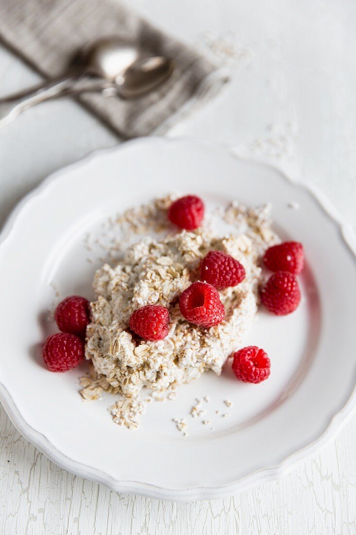 Muesli with amaranth, oats, quark and raspberries