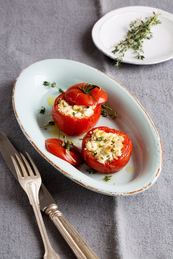 Mit Feta gefüllte Tomaten