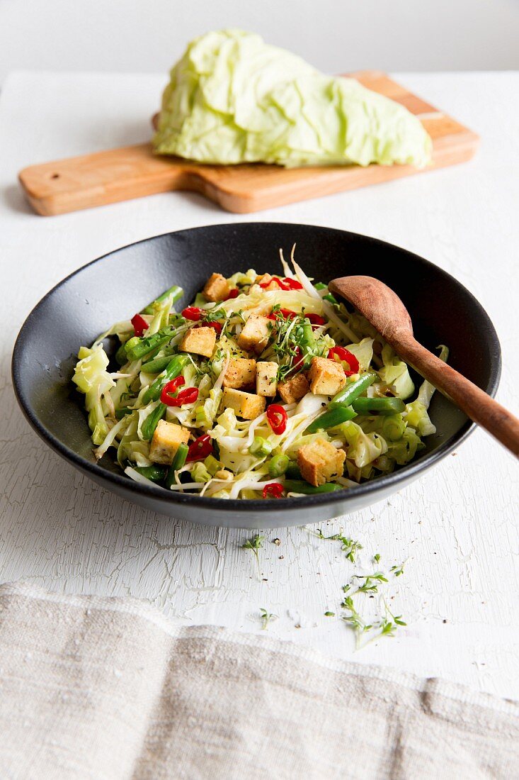 Stir-fried vegetables with tofu and pointed cabbage