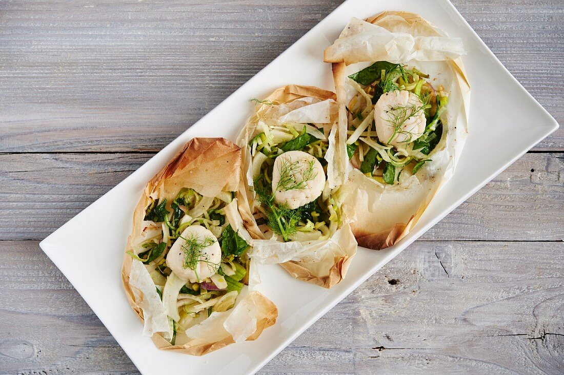 Scallops with leek, fennel and white wine in parchment paper