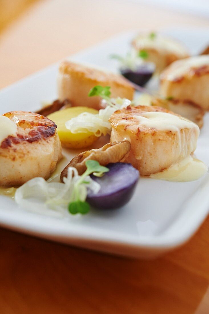 Fried scallops with Beurre Blanc and purple potatoes