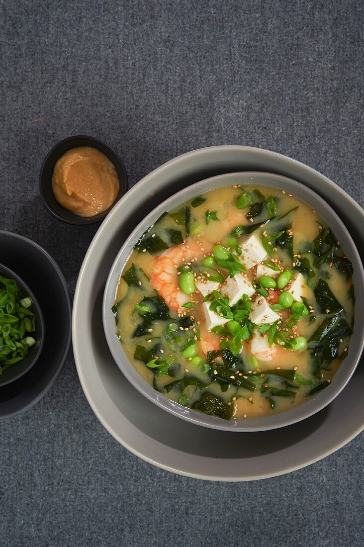 Miso-Suppe mit Garnelen, Edamame, Algen, Tofu und Frühlingszwiebeln (Japan)