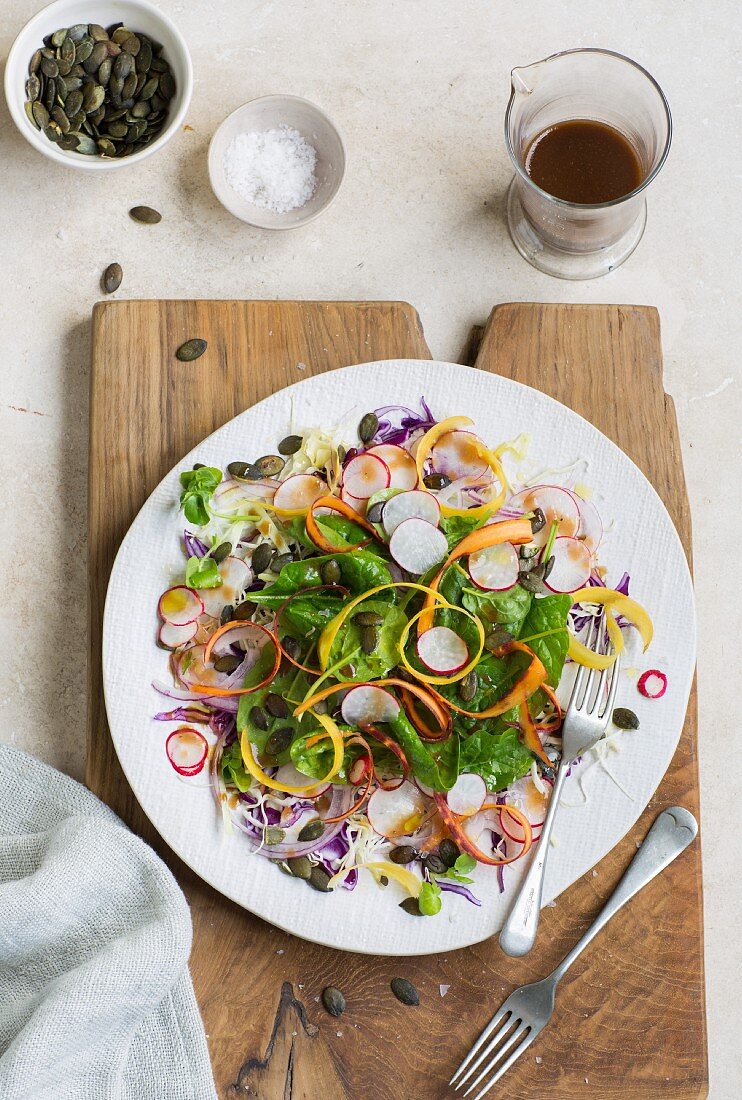 Sommersalat mit Radieschen und Kürbiskernen