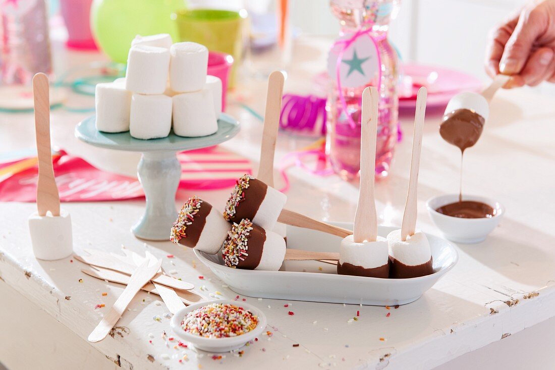 Marshmallow-Spiesschen mit Schokoglasur auf einem Geburtstagstisch