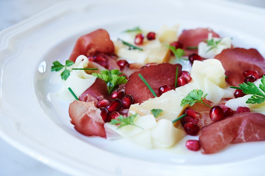 Schinken-Käse-Platte mit Granatapfelkernen