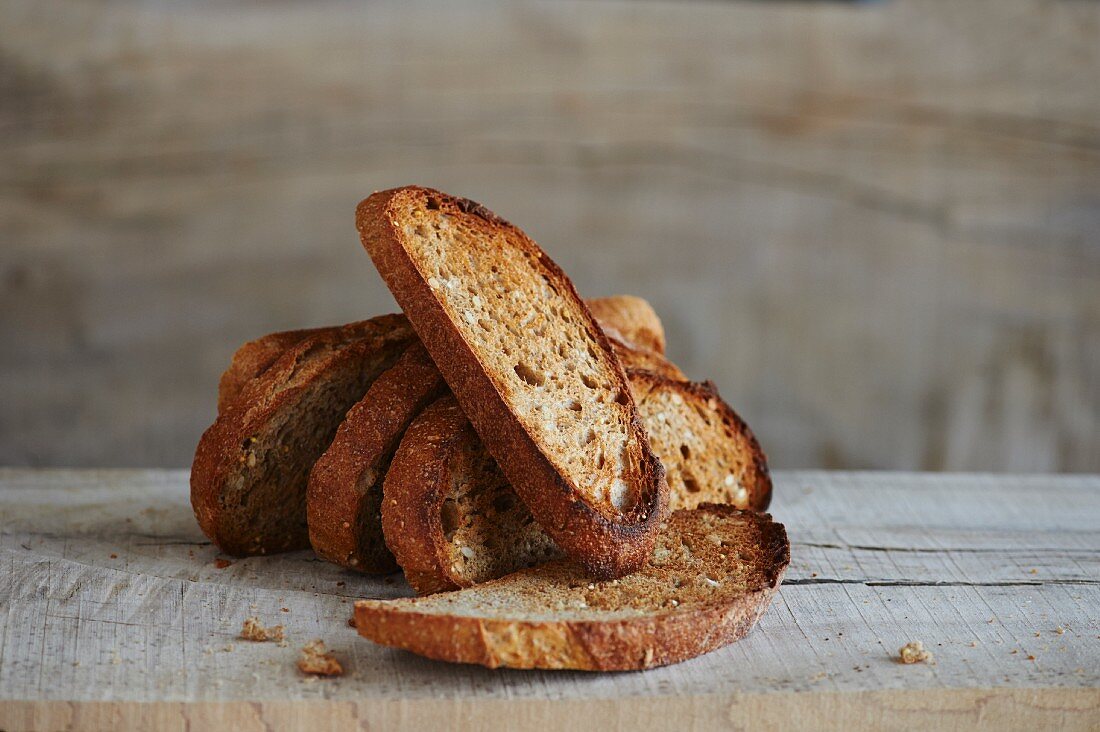 Getoastetes Siebenkornbrot auf Holzuntergrund