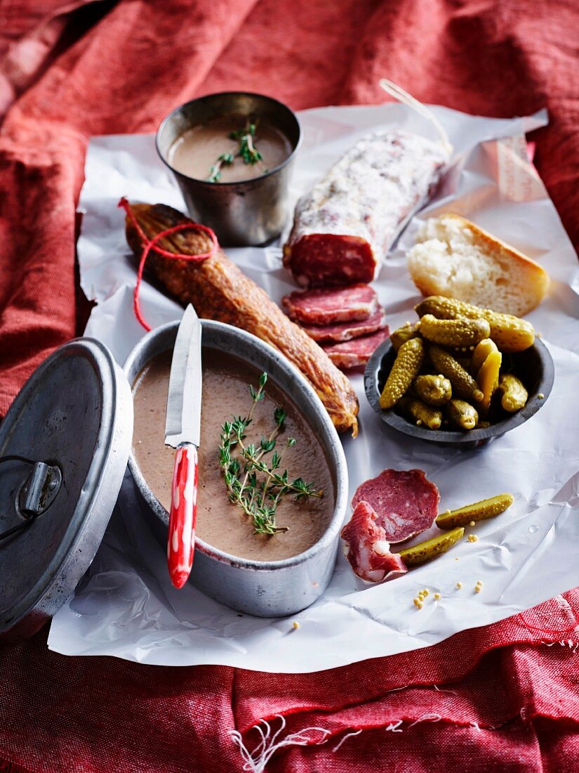 Hausgemachte Pastete, Rohwurst und Essiggurken