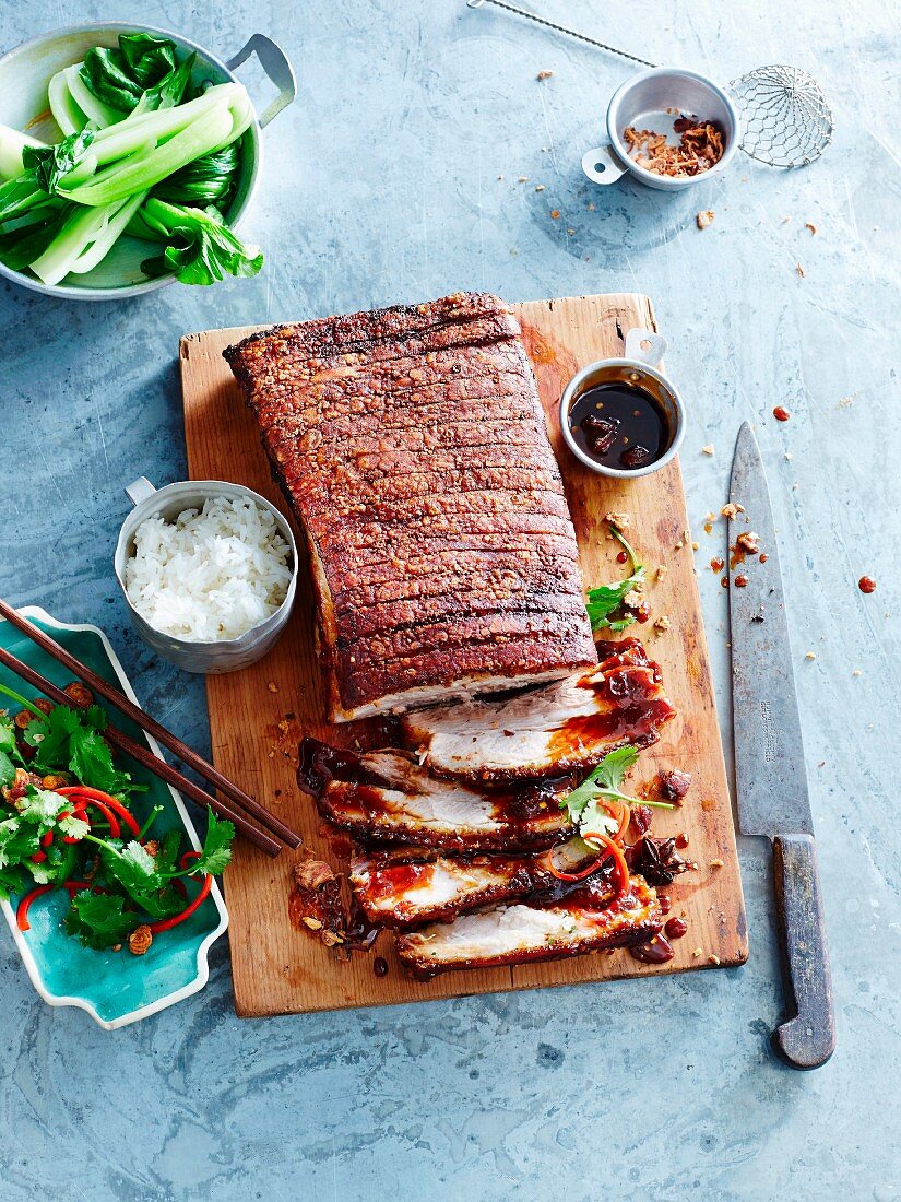 Knuspriger Schweinebauch mit Karamellsauce und Bok Pak Choi